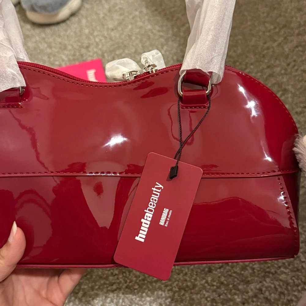 HUDA BEAUTY sleek red